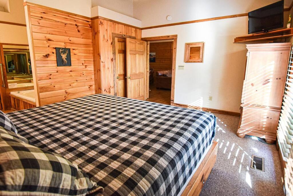 Four Private Suites - Hot Tub - Arcade - Fast Wi-Fi - One Minute To Parkway Fun بيدجن فورج المظهر الخارجي الصورة
