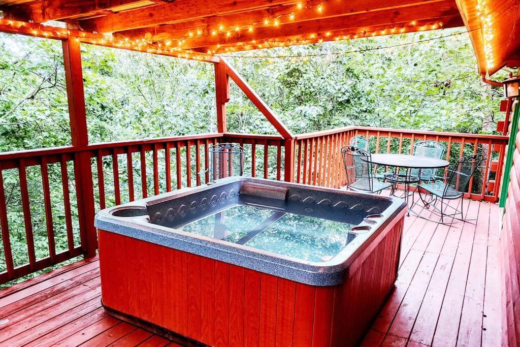 Four Private Suites - Hot Tub - Arcade - Fast Wi-Fi - One Minute To Parkway Fun بيدجن فورج المظهر الخارجي الصورة