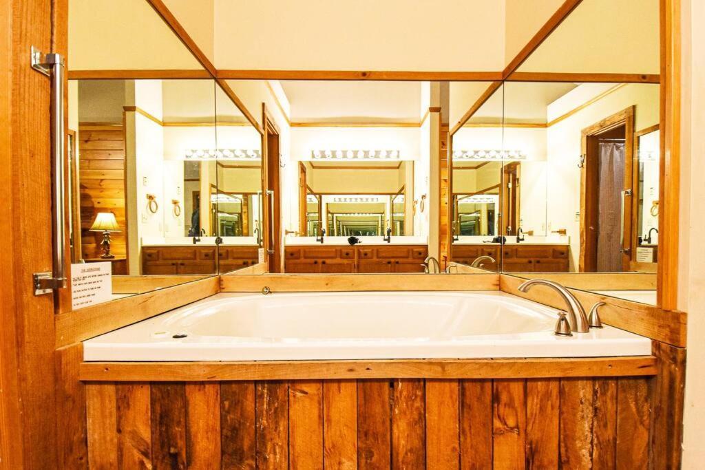 Four Private Suites - Hot Tub - Arcade - Fast Wi-Fi - One Minute To Parkway Fun بيدجن فورج المظهر الخارجي الصورة