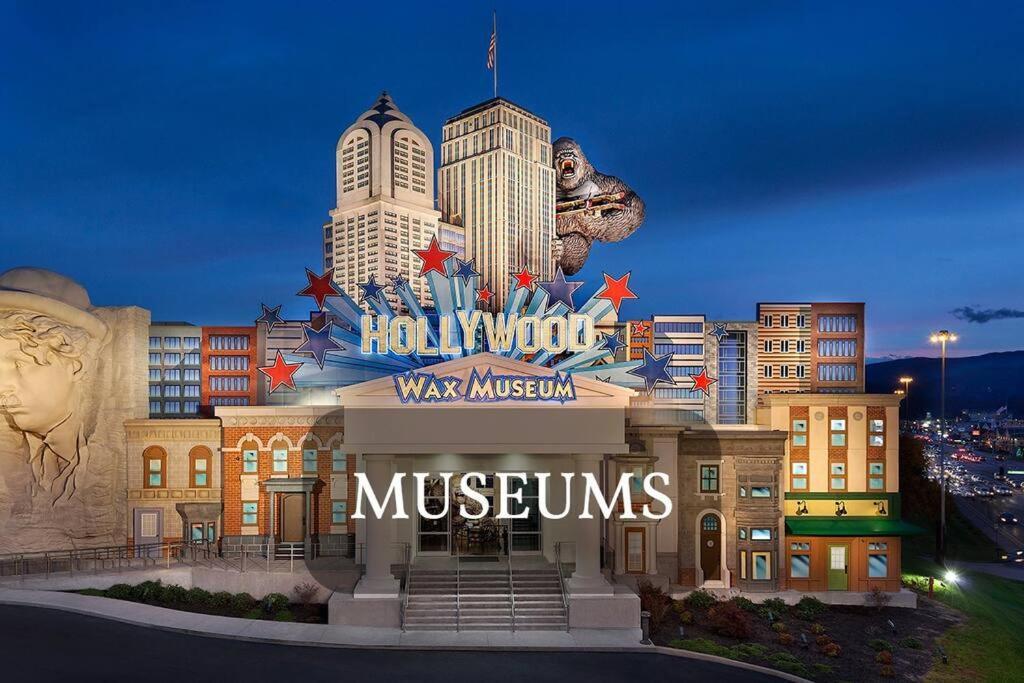 Four Private Suites - Hot Tub - Arcade - Fast Wi-Fi - One Minute To Parkway Fun بيدجن فورج المظهر الخارجي الصورة